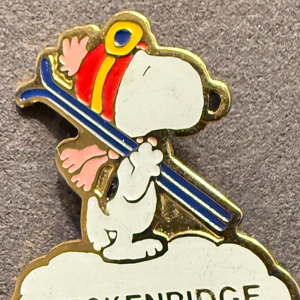 Vintage Snoopy Breckenridge Ski Resort Pin Peanuts Colorado Skiing Enamel Lapel - Picture 2 of 5